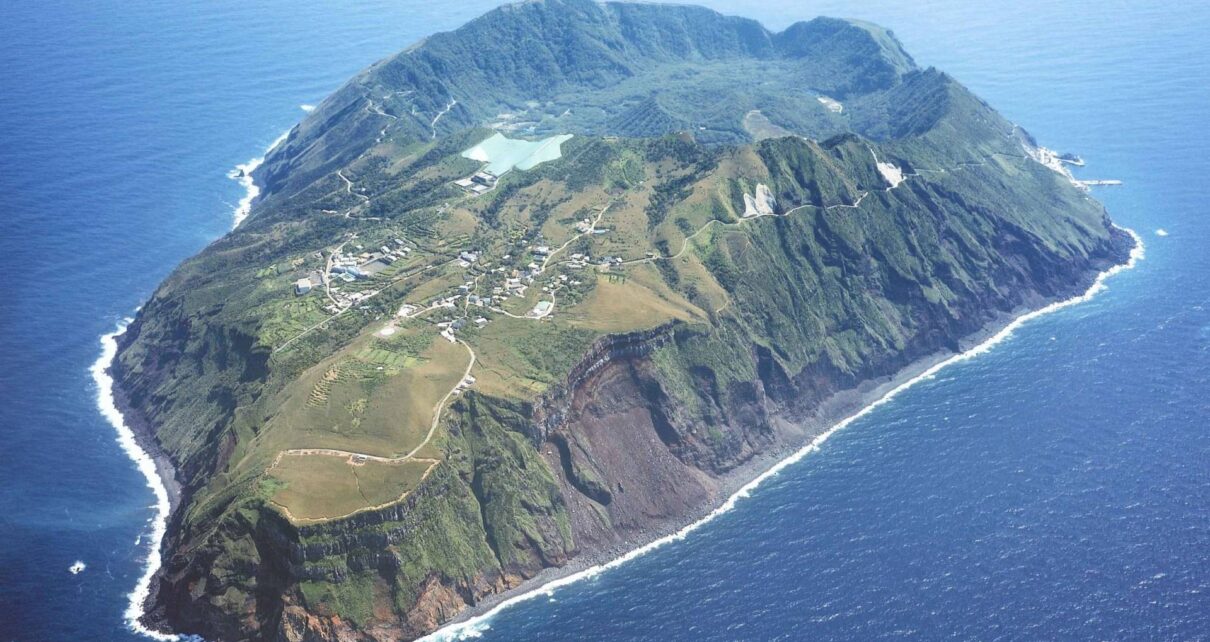 Đảo Aogashima: ngôi làng nhỏ thanh bình ngay trên miệng núi lửa