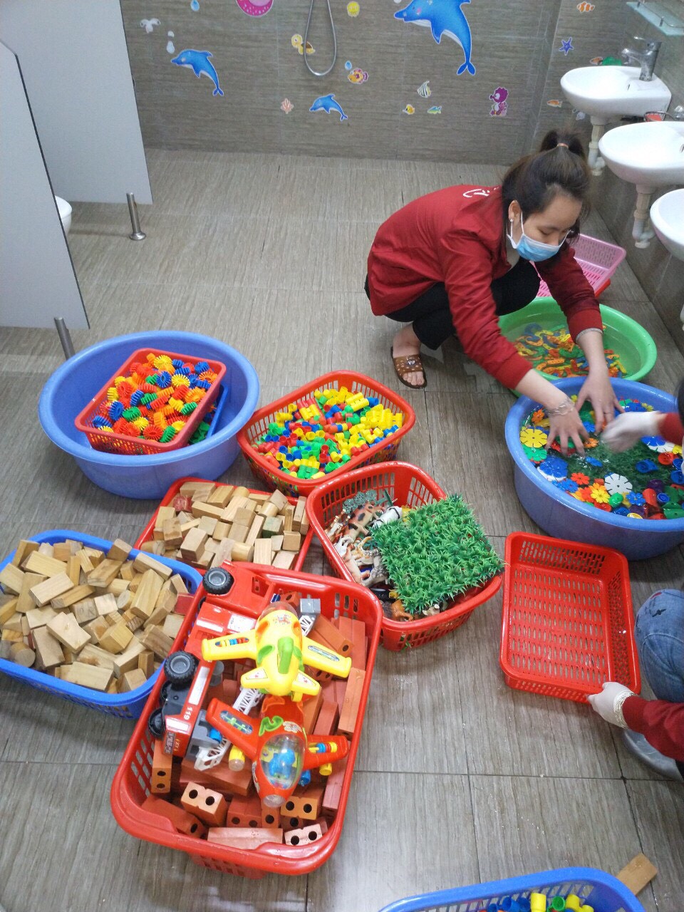 Tẩy rửa nhà cửa và đồ chơi của trẻ bằng Cloramin B theo đúng hướng dẫn sử dụng.