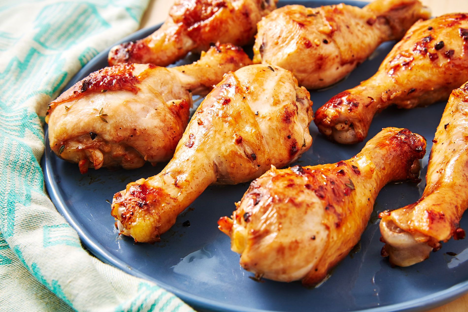 Thịt gà có tính nóng nên dễ gây ra hiện tượng sưng và mưng mủ