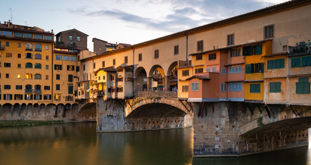 Cầu Ponte Vecchio: nơi chứng kiến và lưu giữ tình yêu của các cặp đôi trẻ