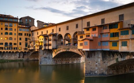 Cầu Ponte Vecchio: nơi chứng kiến và lưu giữ tình yêu của các cặp đôi trẻ