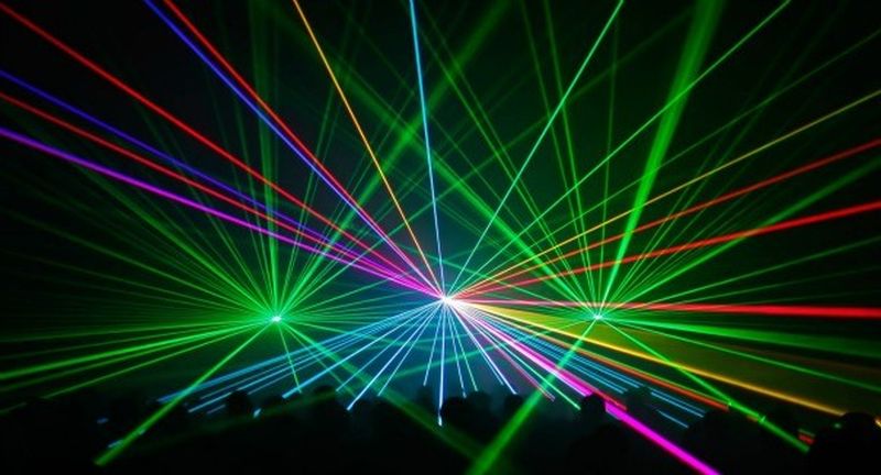 Laser là hoạt động khuếch đại ánh sáng bằng các phát xạ kích thích