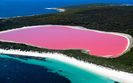 Những hồ nước màu hồng độc đáo