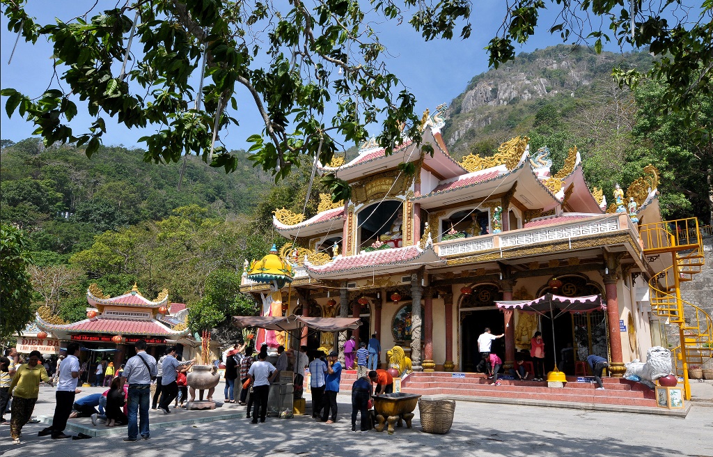 Núi Bà Đen nổi tiếng với nhiều ngôi chùa nổi tiếng rất linh thiêng