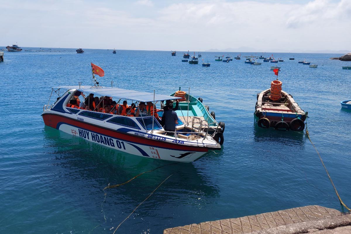 Tàu đưa du khách ra đảo thường sẽ xuất phát từ cảng Hàm Tử ở Quy Nhơn