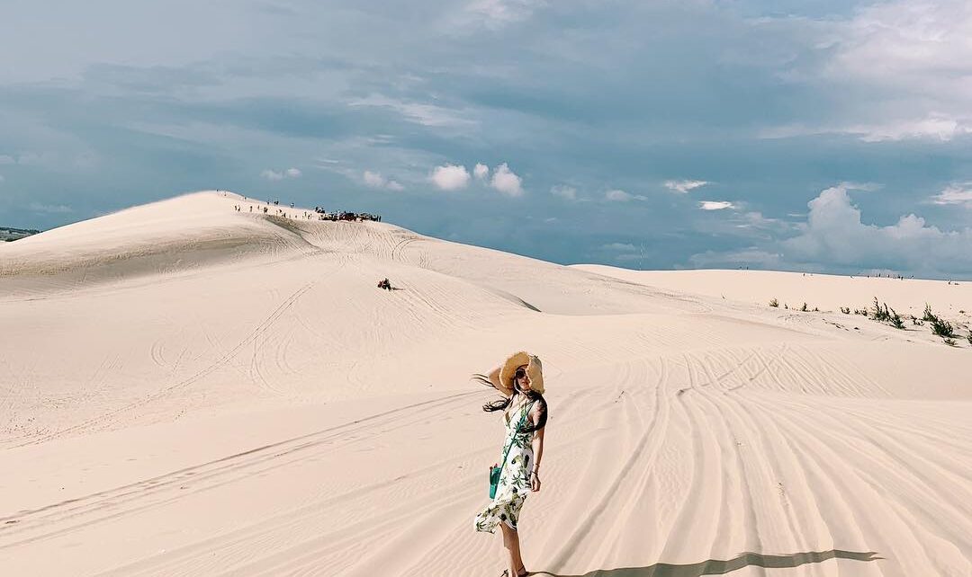 Bàu Trắng rất nổi tiếng với những đồi cát trắng đẹp say mê lòng người