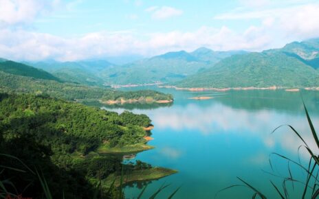 Vẻ đẹp non nước xanh trong của hồ Ba Khan