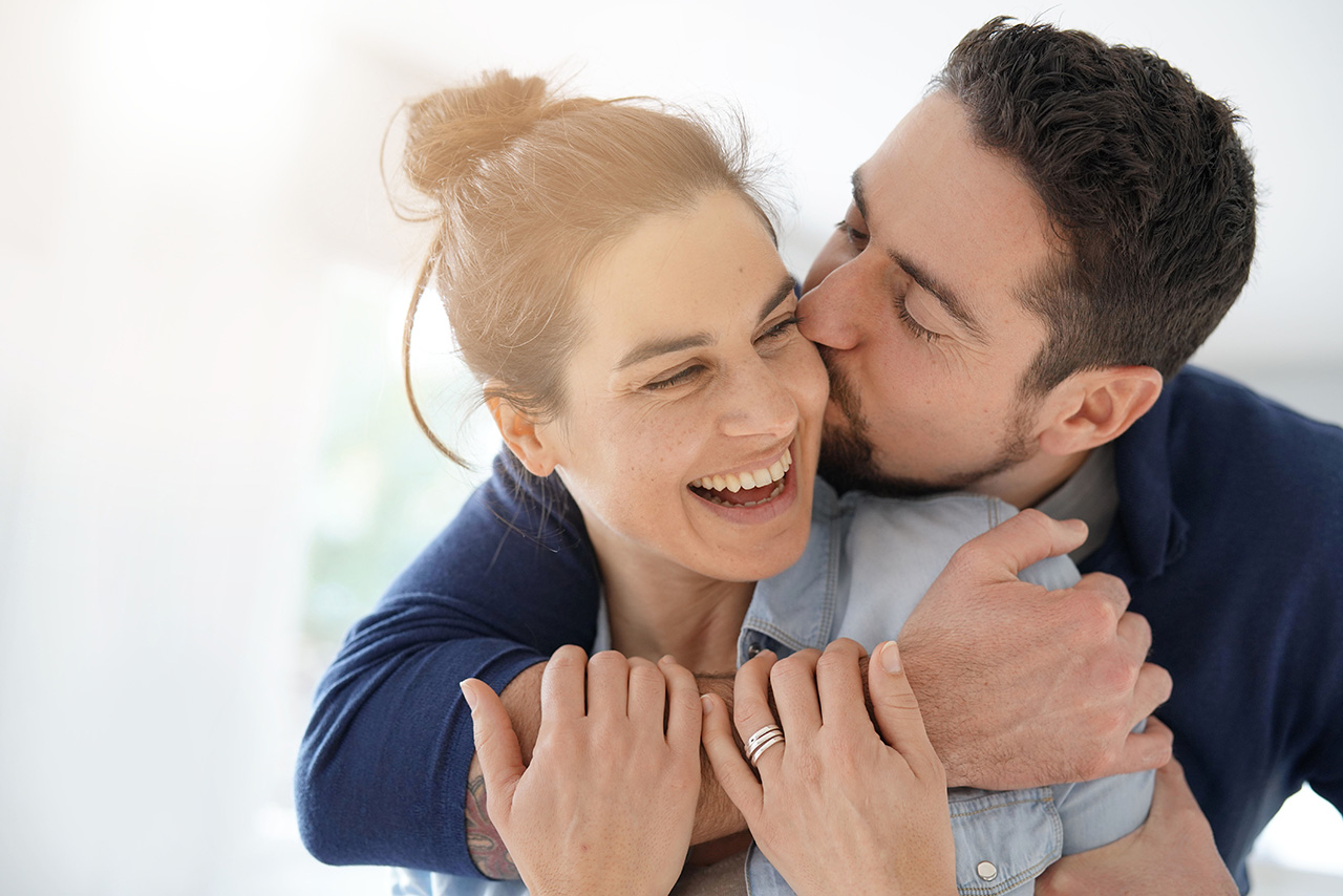 Những cử chỉ thân mật giúp gia tăng tình cảm vợ chồng