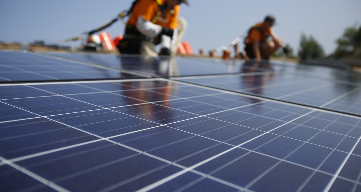 Pin mặt trời dán trực tiếp lên mái nhà có hiệu suất điện năng lên tới 20,9%