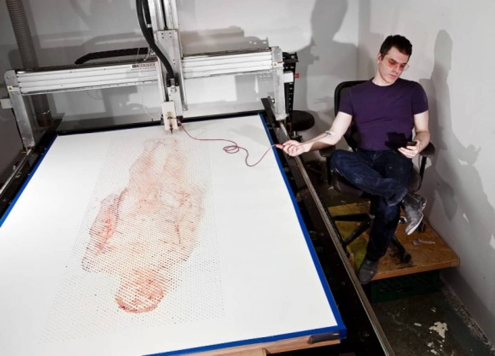 Robot hút máu người để vẽ tranh có thật không?
